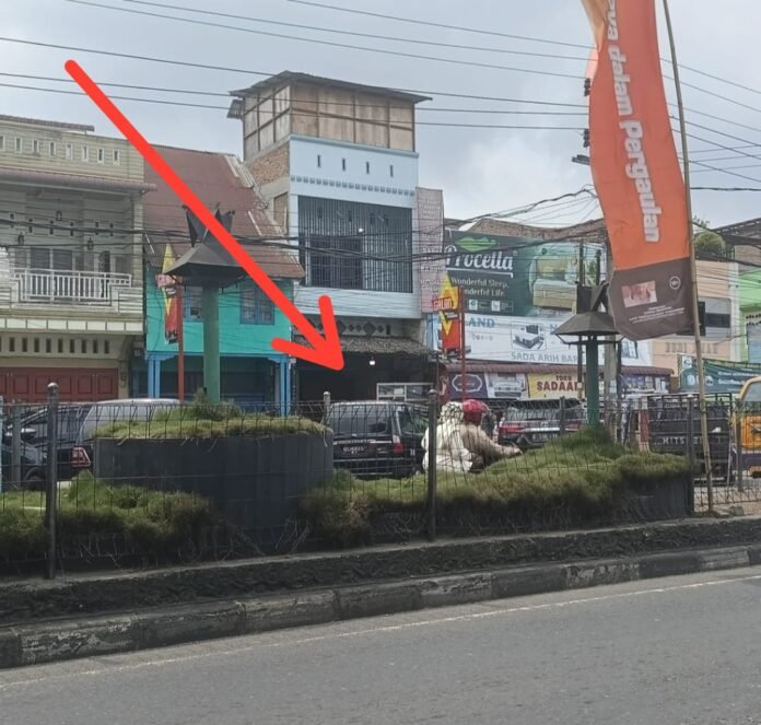 Lokalisasi judi tanda panah yang berada di Jalan Veteran Berastagi tepatnya di warung kopi King Garden ruko berloteng dinding triplek, berdampingan dengan toko perabot Sada Arih Berastagi